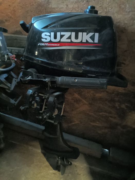 Barcă+motor 4 cai in 4 timpi plus peridoc înmatriculat