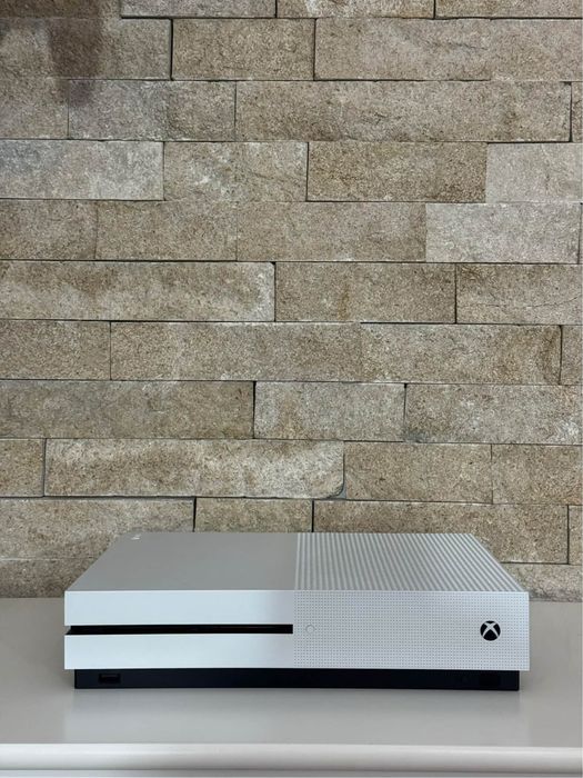 Xbox one S 1 TB cu 2 controllere originale cu cutie, + jocuri NEGOCIABIL