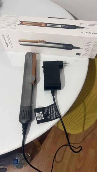 Aparat de indreptat parul Dyson Airstrait