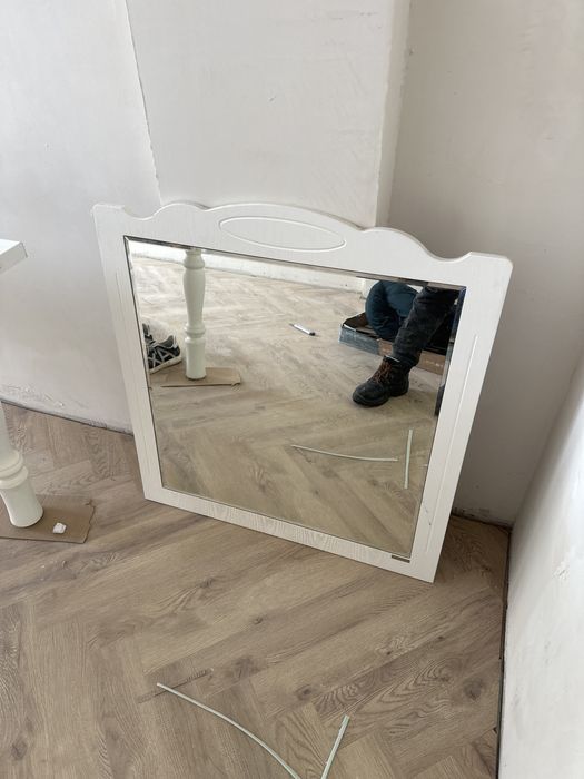 Продам зеркало в раме …………………………………………………………………………..