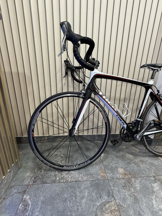 Fane Amanet: Bicicletă de șosea Trek Madone 4.7 din carbon