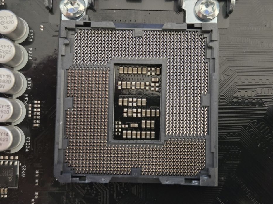 Продам не рабочую материнскую плату