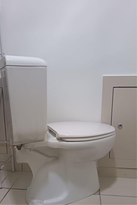 Двери, унитаз, раковина