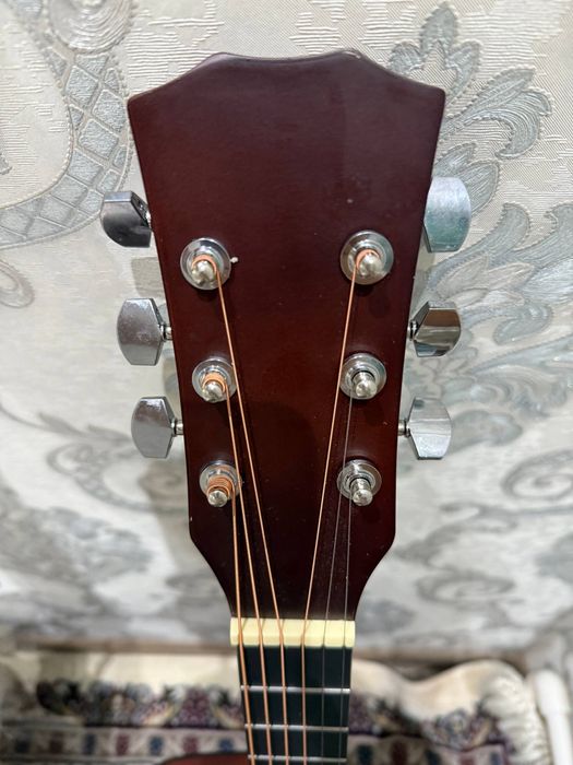 обычная стандартная гитара