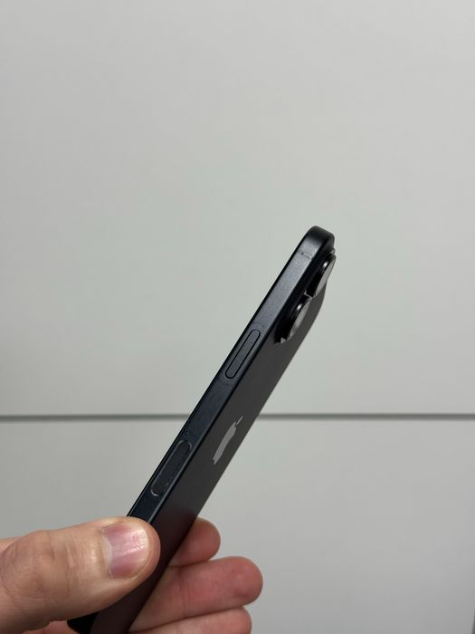 Продавам iPhone 16 с гаранция