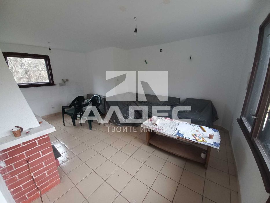 Продава се двуетажна масивна къща с двор в сл. Планиница!