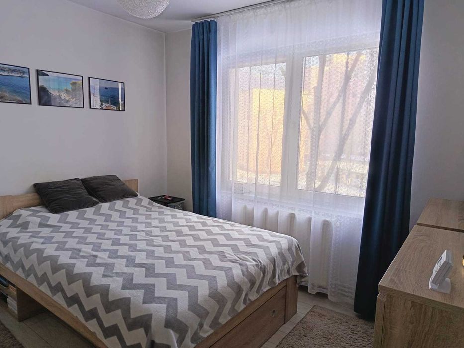Vând apartament cu trei camere,zona Tudor