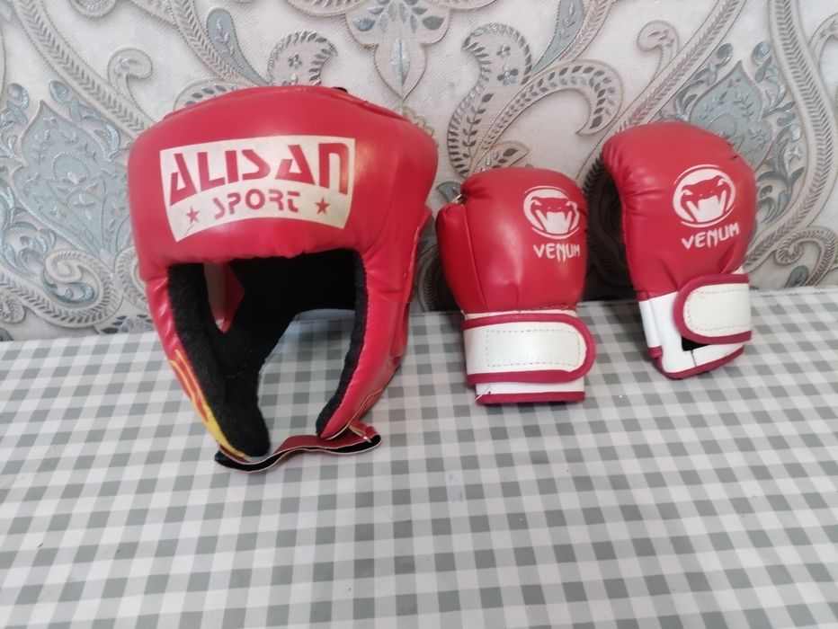 Продаётся комплект шлем и перчатки.