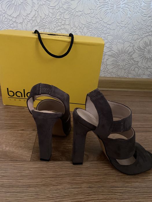 Продаю новые босоножки Baldi