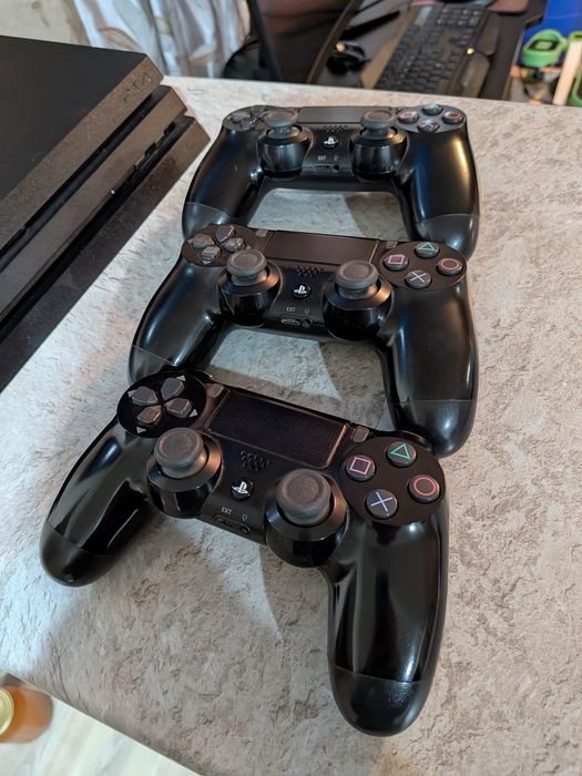 PS4 pro,3 геймпада