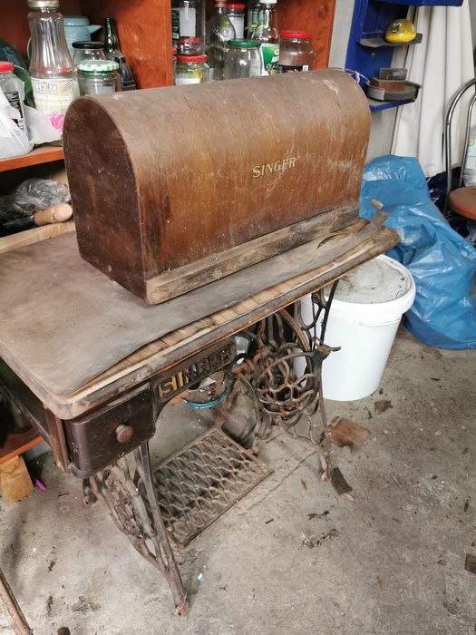 Vind 3 mașini de cusut