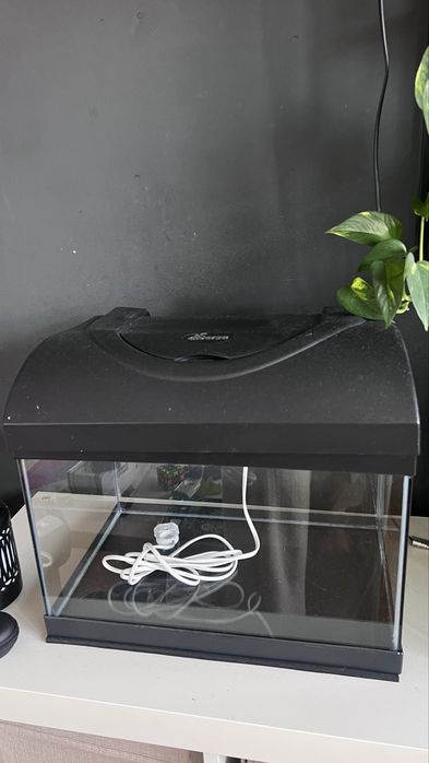 Vand acvariu diversa 40 lungime ,25latime 30 inaltime cu capal si lumi