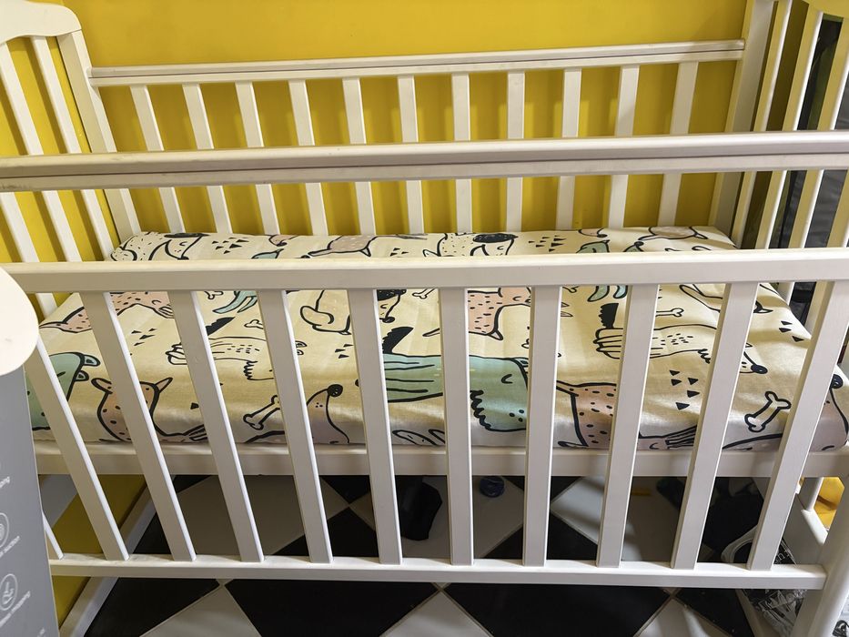 Детская кроватка белая