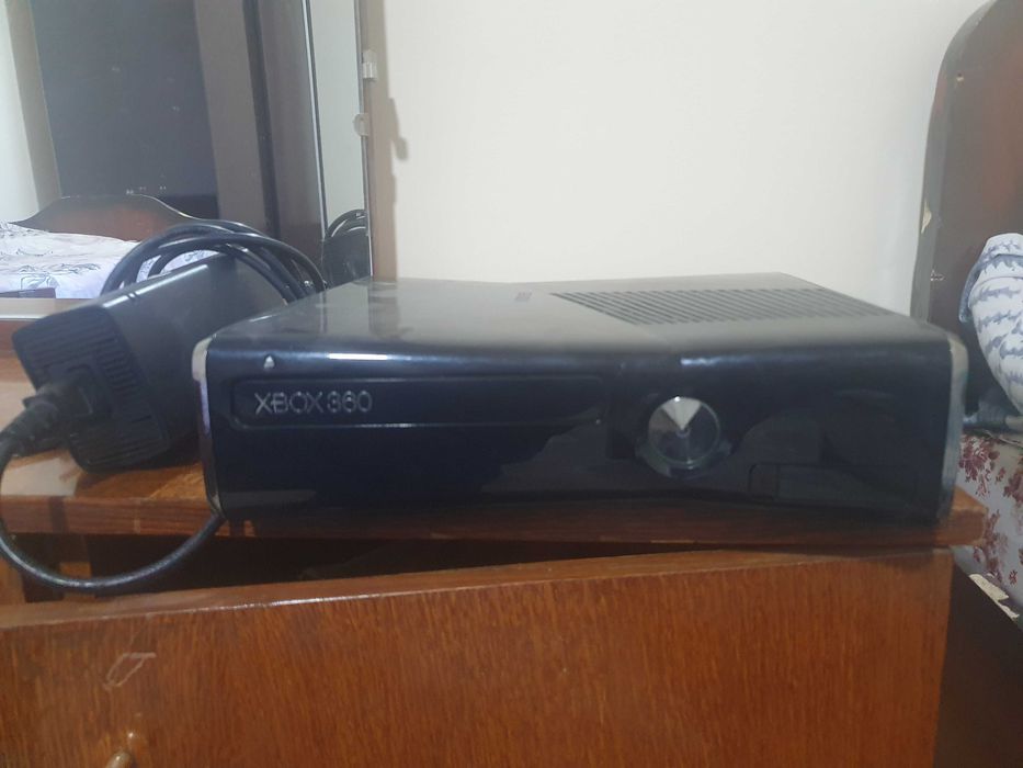 Х бокс 360 без гейпада в отличном состоянии более 1000 игр