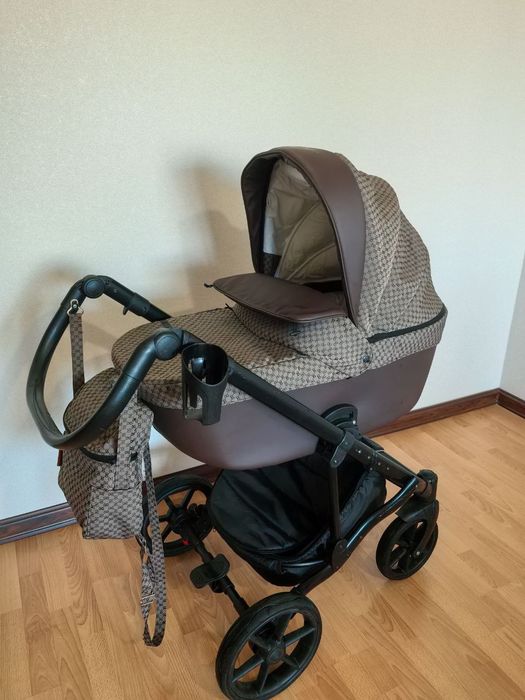 Продам коляску с люлькой + стул для кормления 2/1