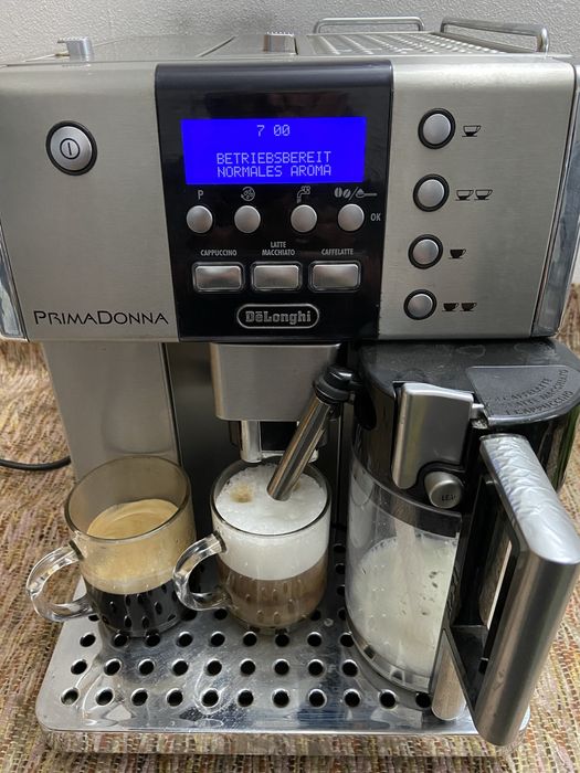 Espresor cafea Delonghi primadona cu cana de lapte