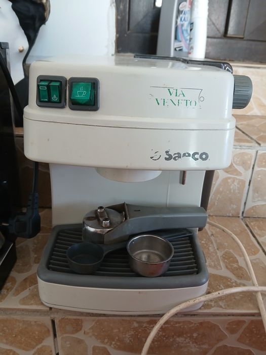 Vând espressoare semi-automate de cafea