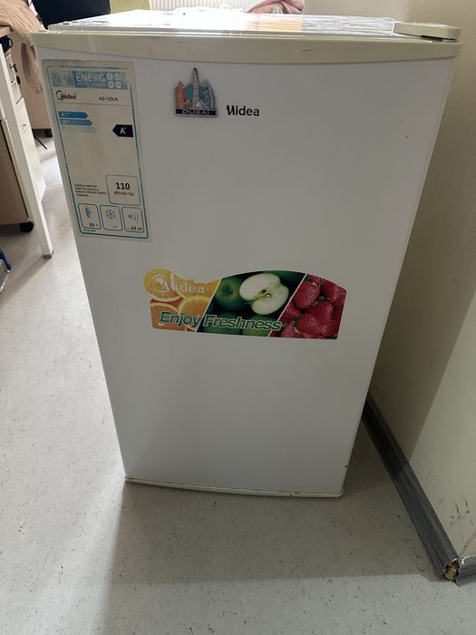 Продам мини холодильник Midea