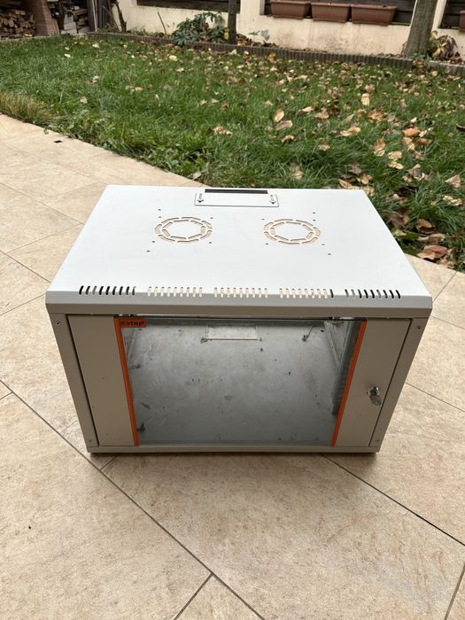 Rack perete Estap 9U – ușă sticlă, cheie, metalic – stare bună