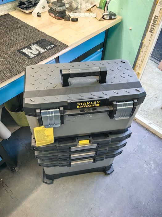 Куфар Stanley за инструменти пластмасов на колела 568x893x389 мм, 50