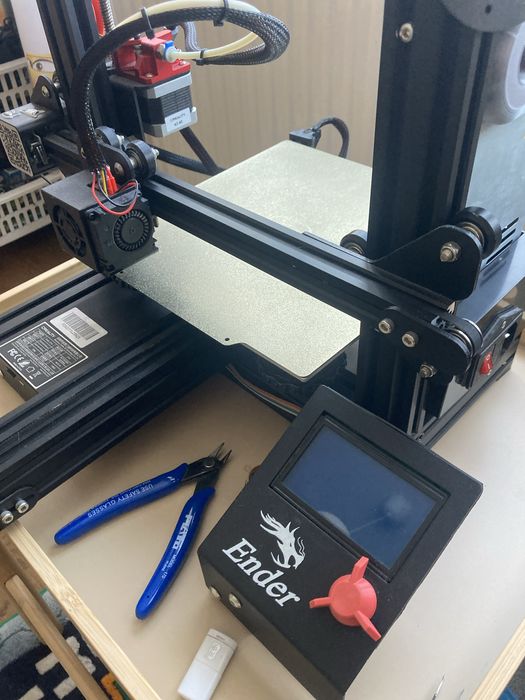 Imprimanta 3D Creality Ender 3  Pro cu diverse accesorii