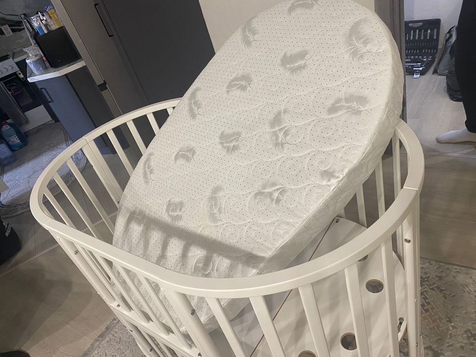 Продам  кроватку с 2 мя матрасами