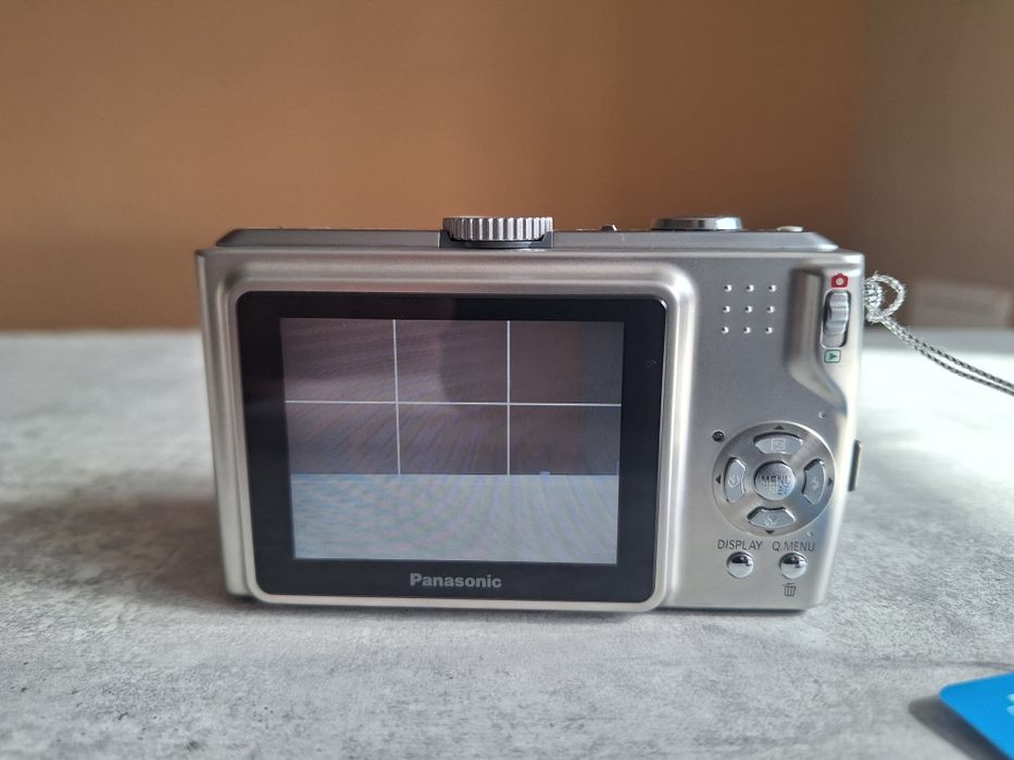 Panasonic Lumix DMC-TZ4 дигитална комера със зарядно