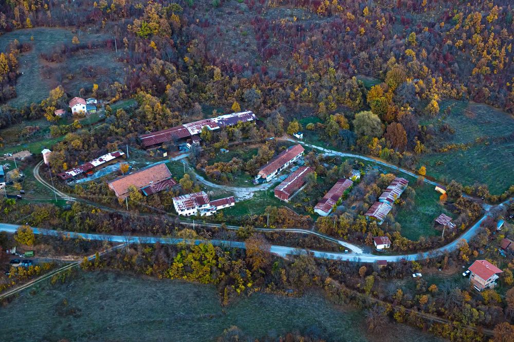 Продава се Промишлена сграда в с. Искрец, Област София-област - 20500 кв.м за 25 €/кв.м - Снимка #2