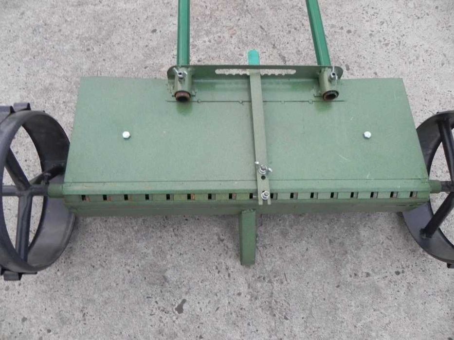 Semanatoare manuala pentru gazon din metal