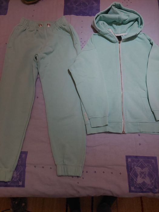 De vânzare trening, mărimea 146 cm