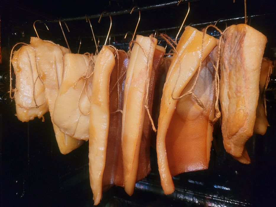 Afumam produse tradiționale carne peste brânzeturi etc..