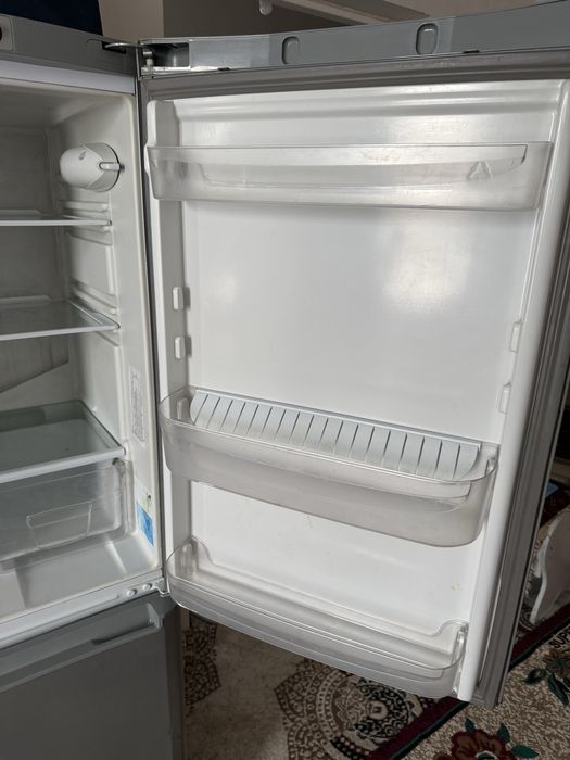 Холодильник indesit 299л.