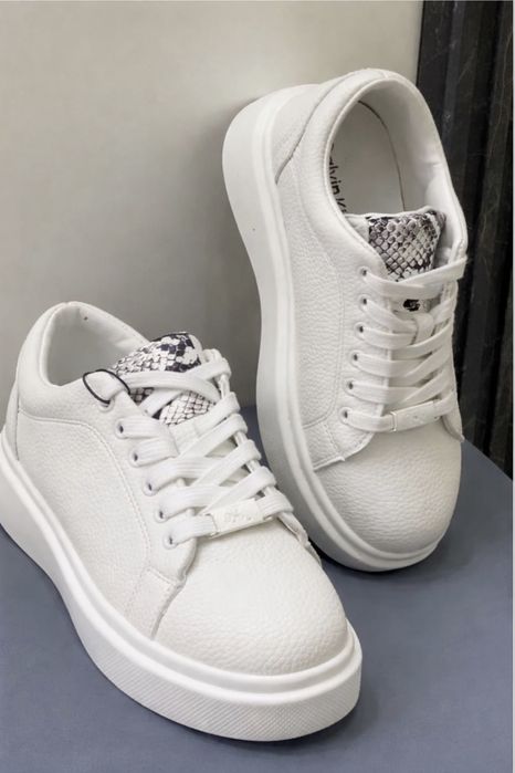 Продам кроссовки