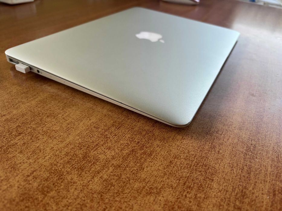Vând MacBook Air 2017