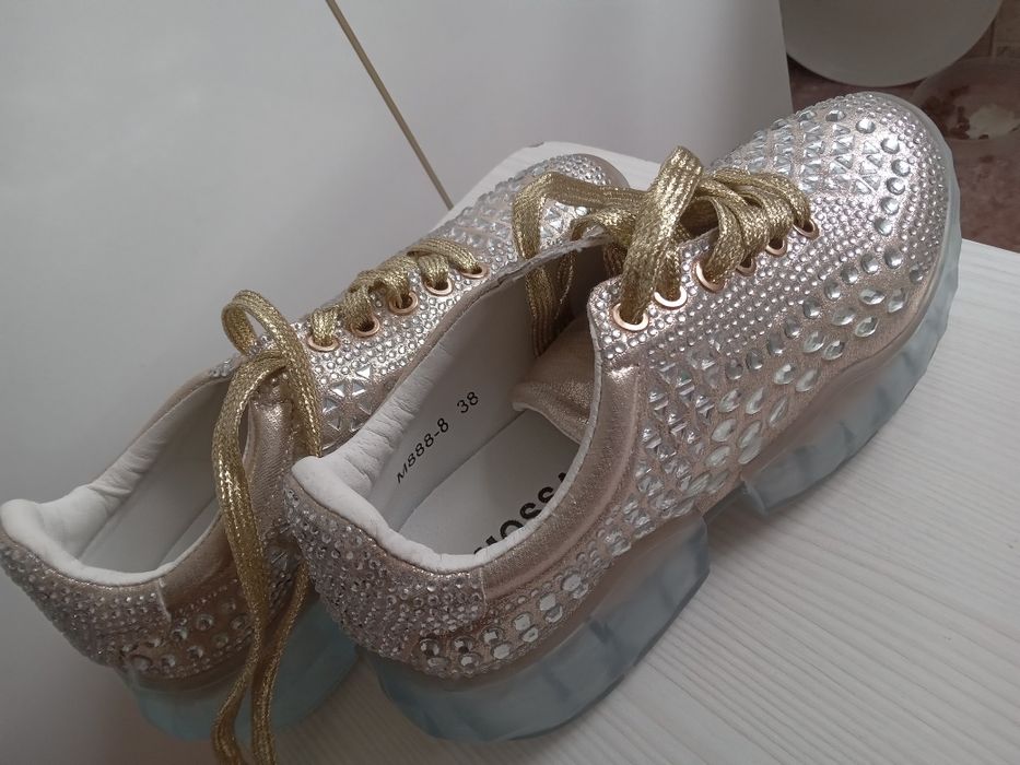 Продам кроссовки