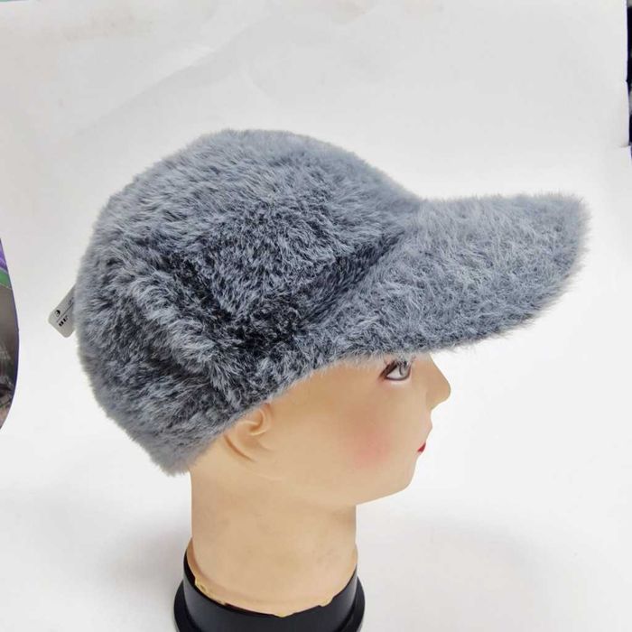 Топла дамска шапка с козирка - пухкав зимен комфорт