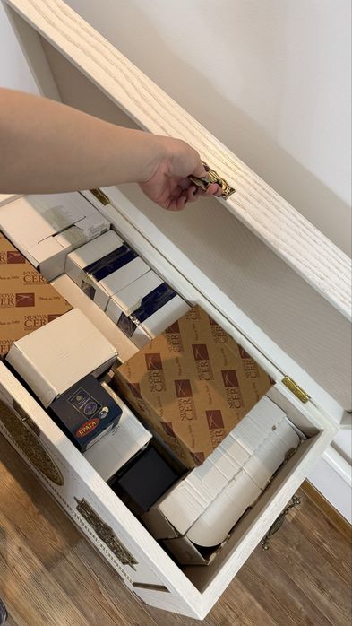 Сундук белый с красивыми арнаментами