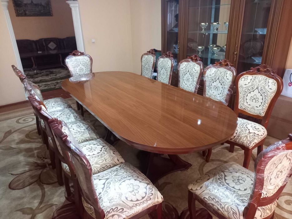 12 kishilik stol va stullar mehmonxonaga. 12персонный стол и стулья.
