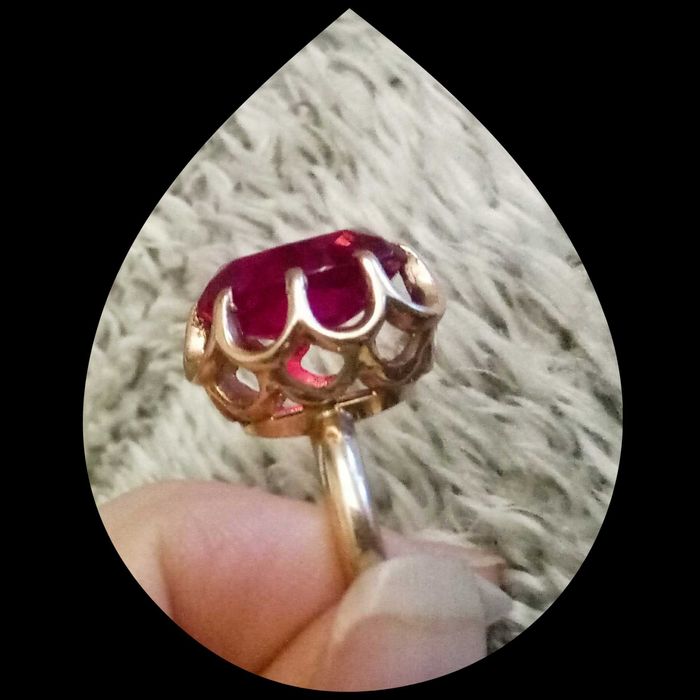 Златен масивен пръстен с камък