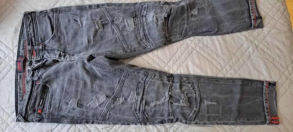 Модерни мъжки дънки