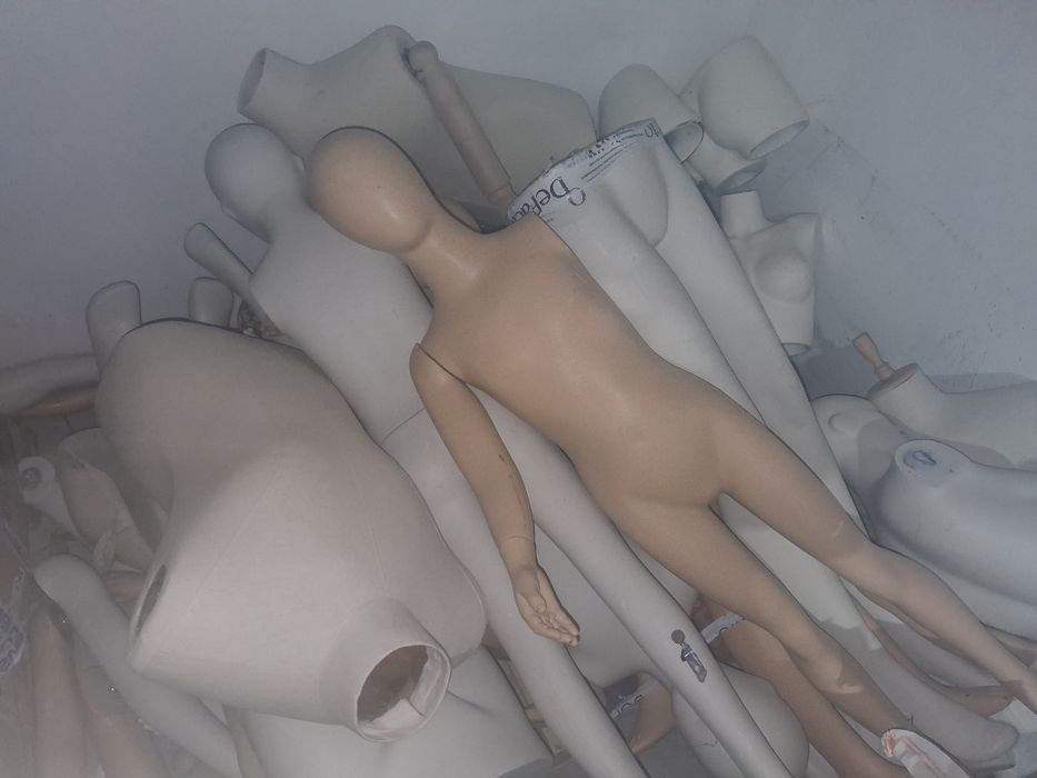 Продам стеллажи и манекены