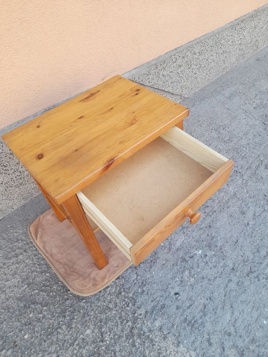 Дървена масичка с чекмедже