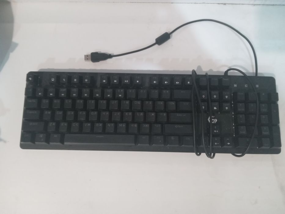 Продаю игровую клавиатуру срочно