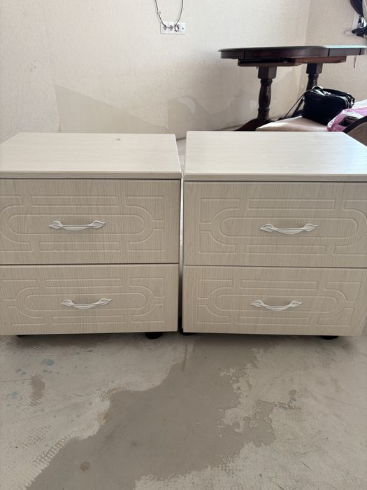 Кровать б/у с матрацем и 2 тумбочками