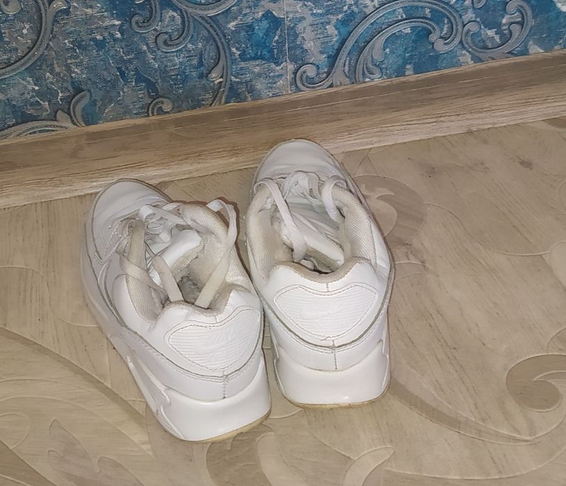 Продам Кроссовки Белые Nike