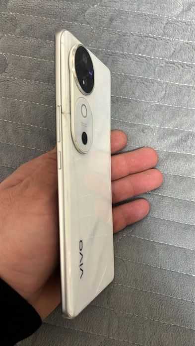 Продам VIVO V40 100к