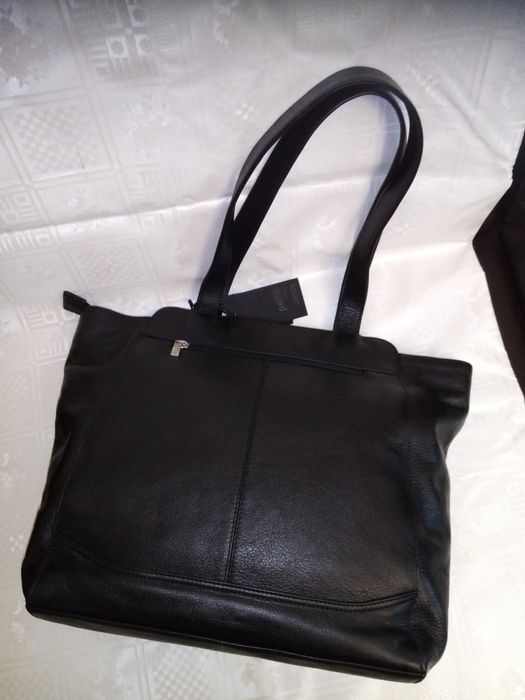 Geantă damă din piele naturala de culoare neagra nouă cu eticheta.