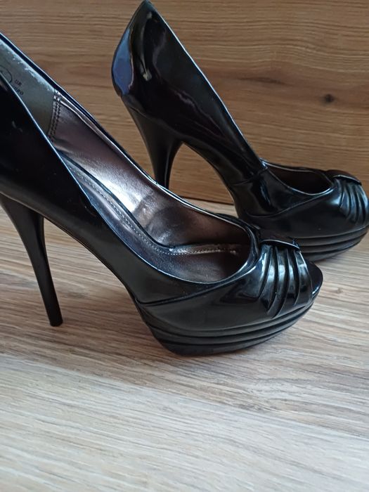 Обувки на висок ток