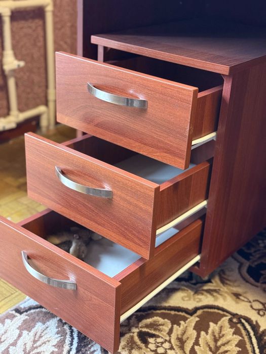 Рабочий стол с тумбой и креслом