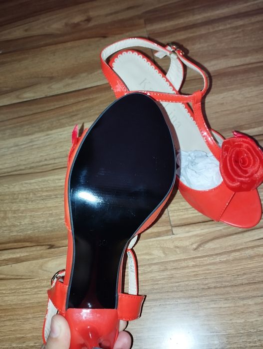 Элегантные босоножки 40 размера